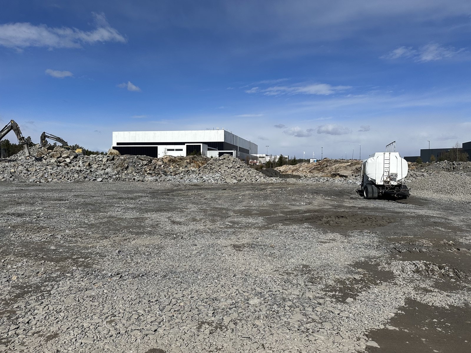 Norgesgruppens store engroslager for First Price i bakgrunnen. Galleribilde