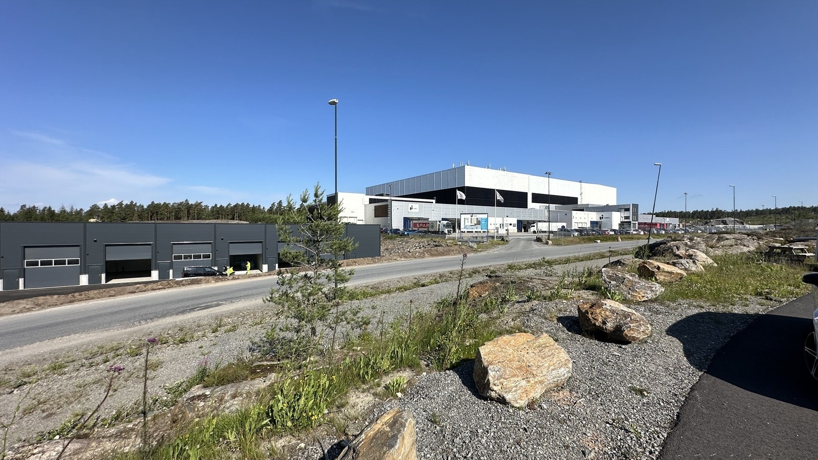 Norgesgruppens store engroslager for First Price i bakgrunnen. Galleribilde