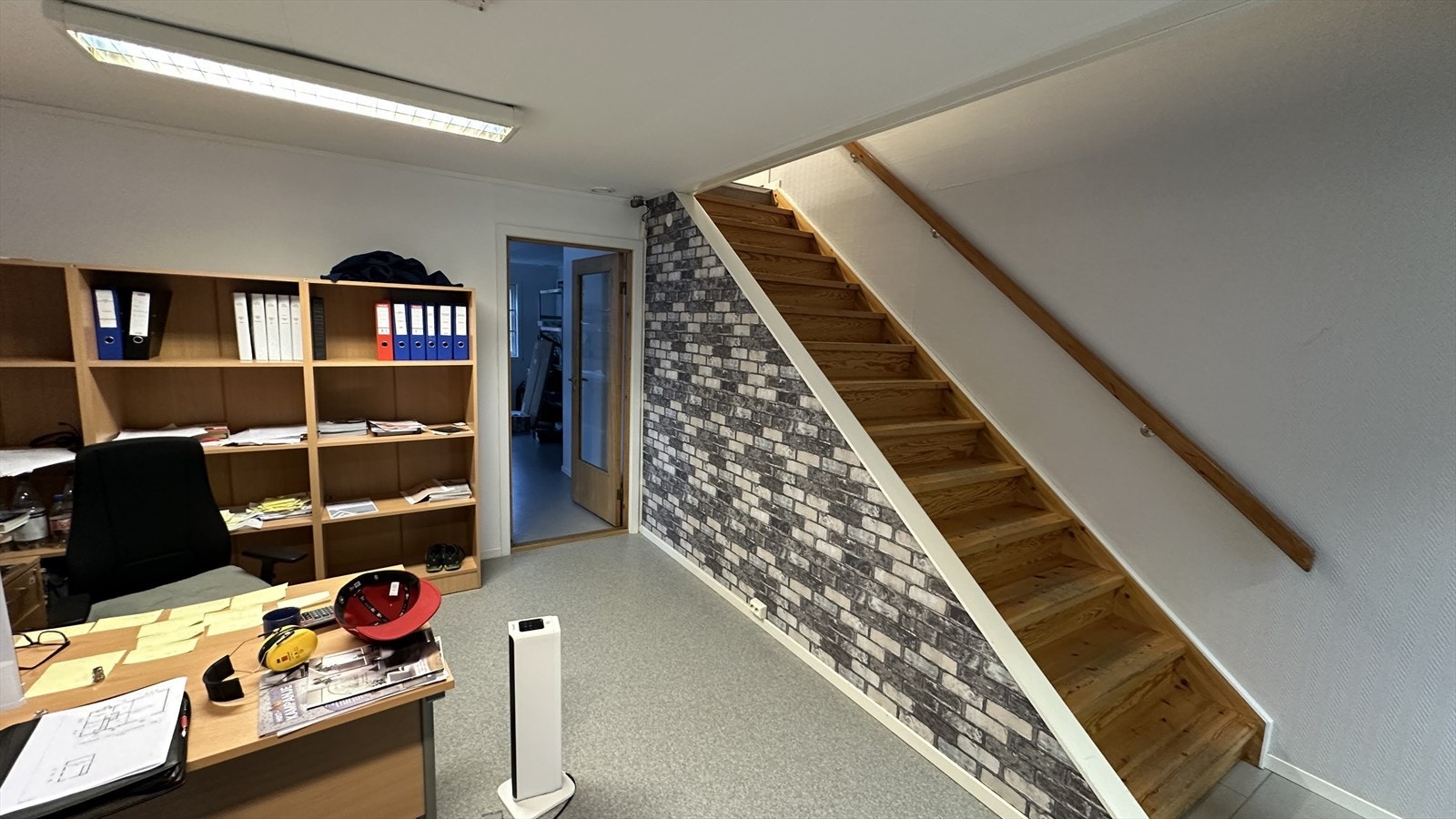 Kontor 1. etg. mot trapp.jpg Galleribilde