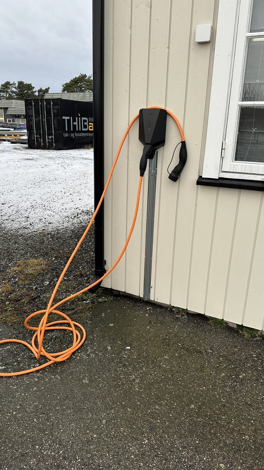 Lader for elbil.jpg Galleribilde