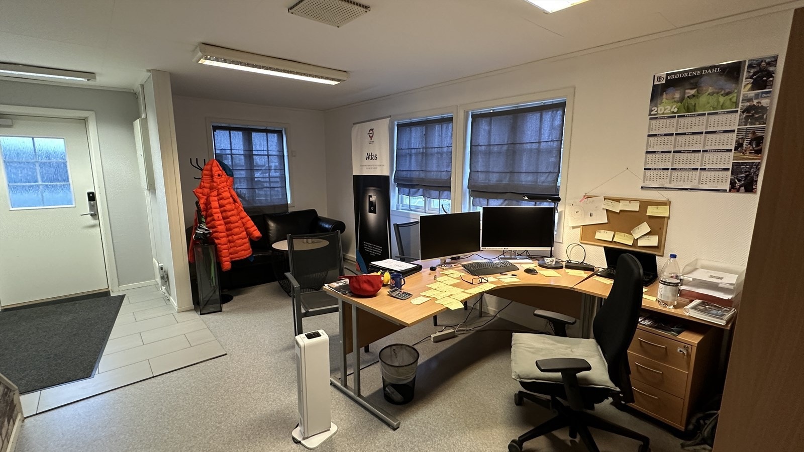 Kontor 1. etg. mot inngang.jpg Galleribilde