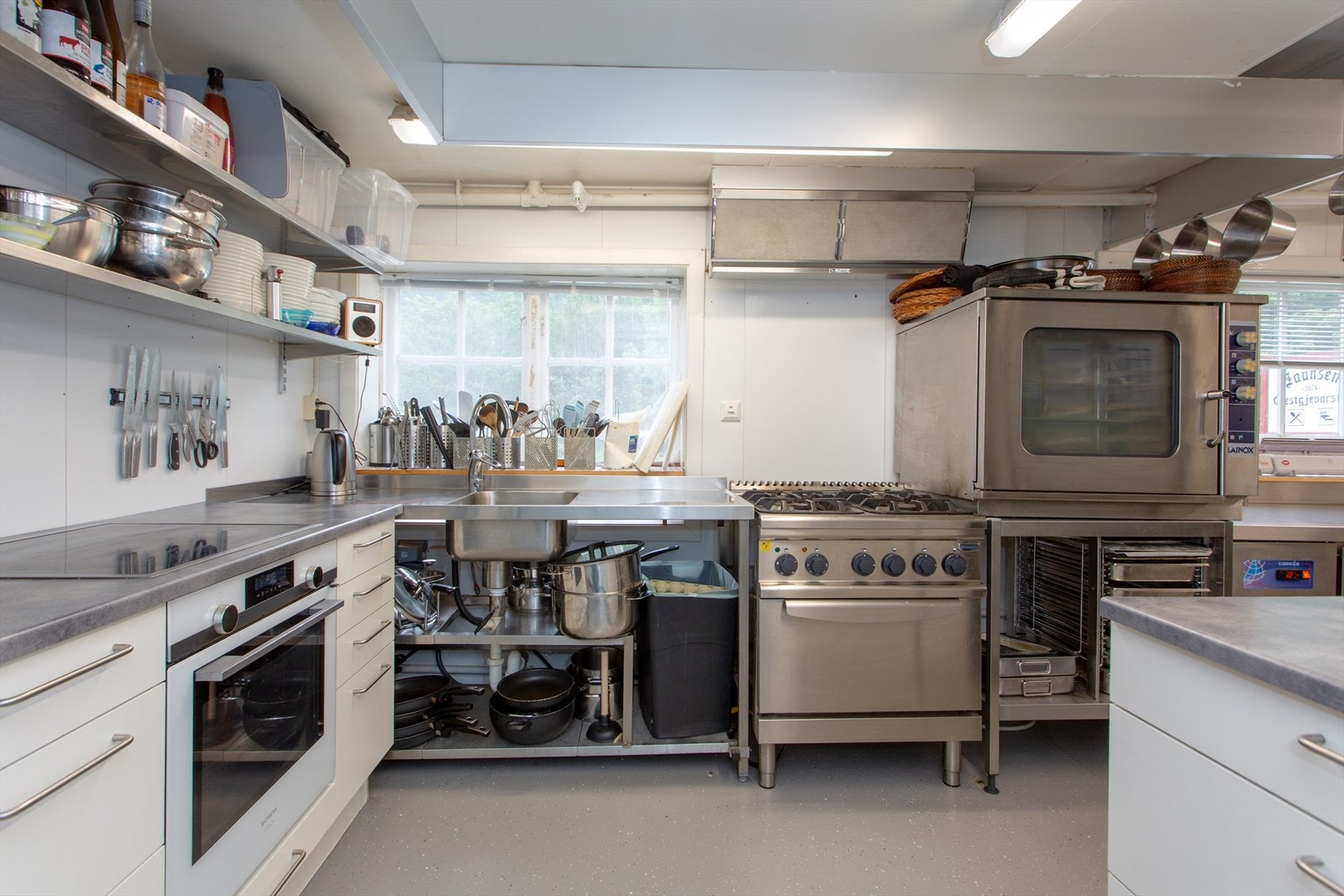 Profesjonellt innredet kjøkken Galleribilde