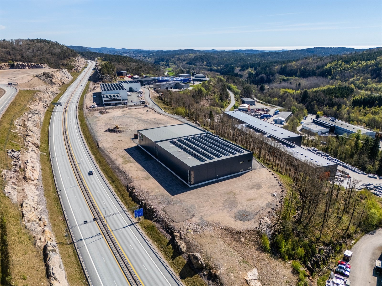 Tomten ligger mellom Strømmes 24 og Agder Båtsenter AS Galleribilde