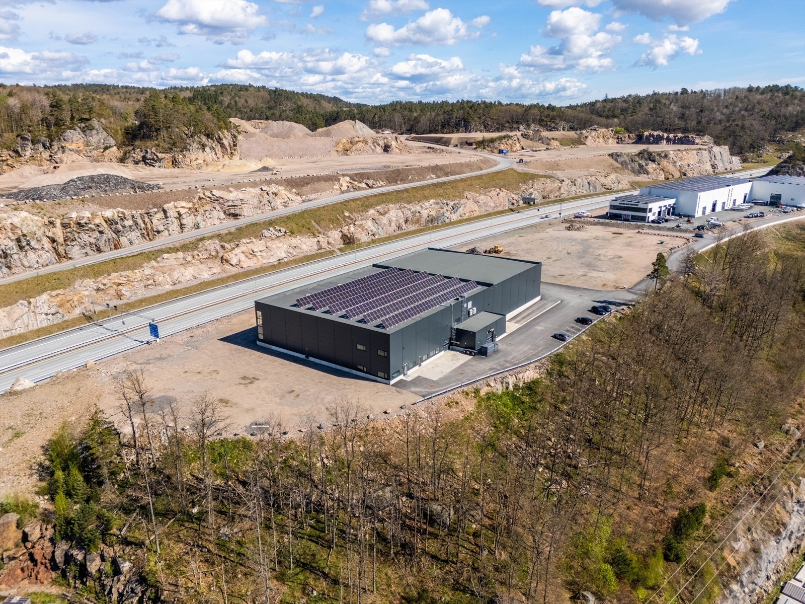 Siste tomt sør for veien med direkte eksponering Galleribilde