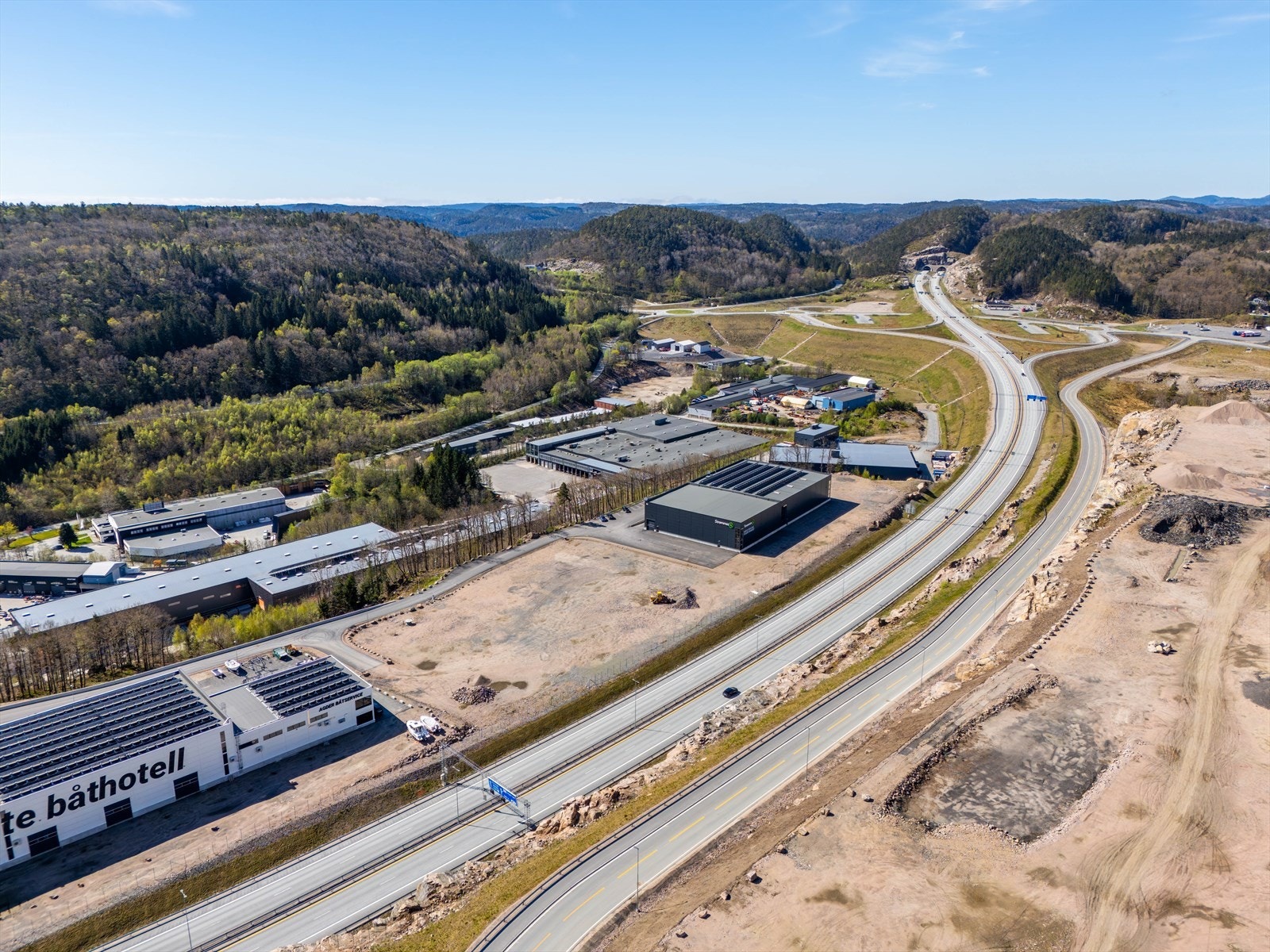 Moderne industriområde med nærhet til ny E39 og gode transportforbindelser. Ideell beliggenhet for næringsvirksomhet i vekst. Galleribilde