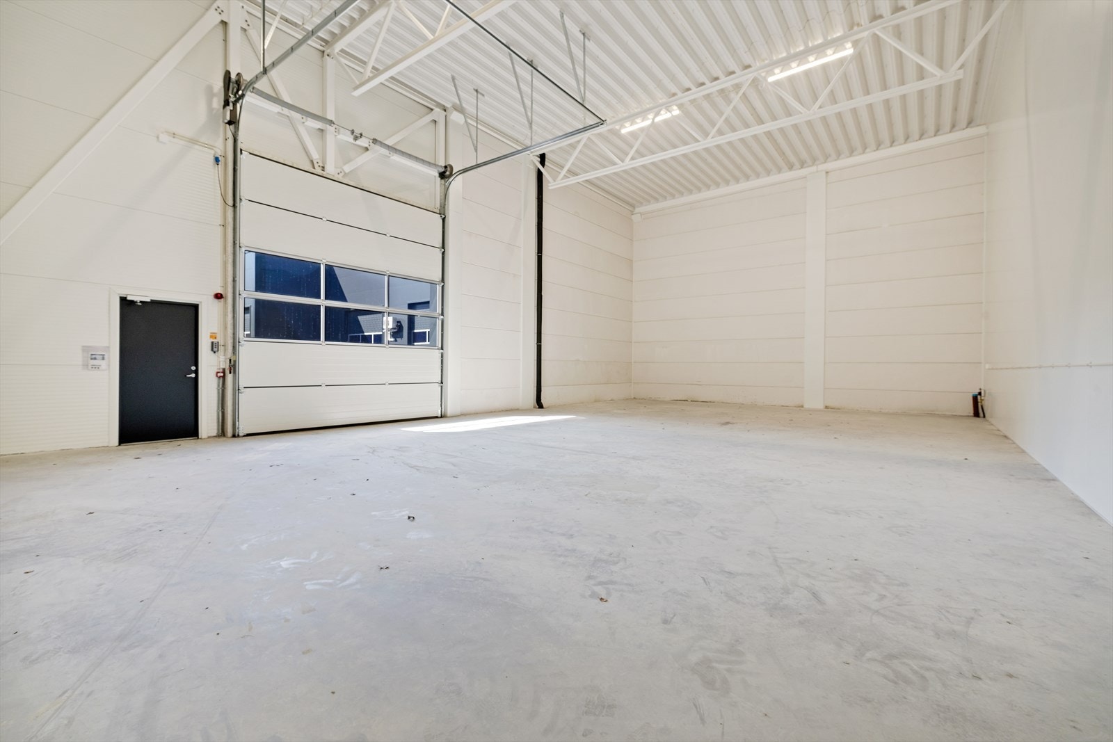 Stor rektangulær lagerseksjon med god takhøyde Galleribilde