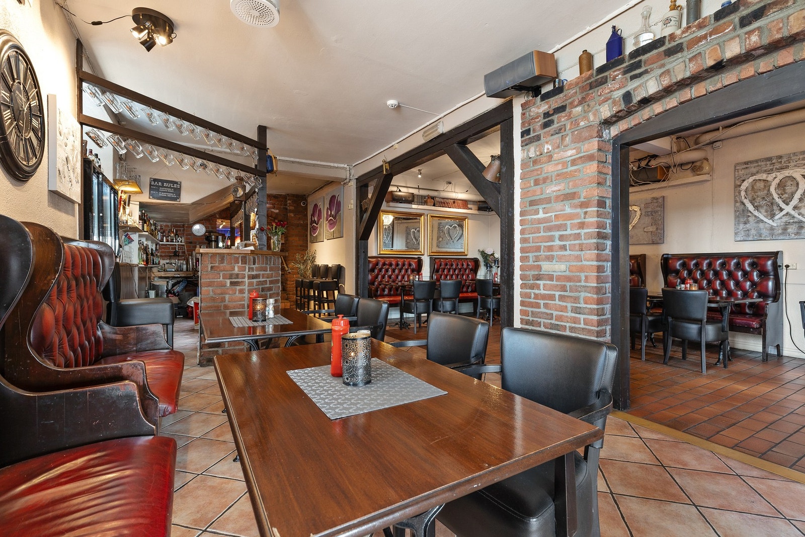 På Dreggen Kro finner du rom for enhver anledning - fra intime kroker for to, til store bord for hele vennegjengen. God plass, ulike soner og lun atmosfære gjør det lett å trives Galleribilde