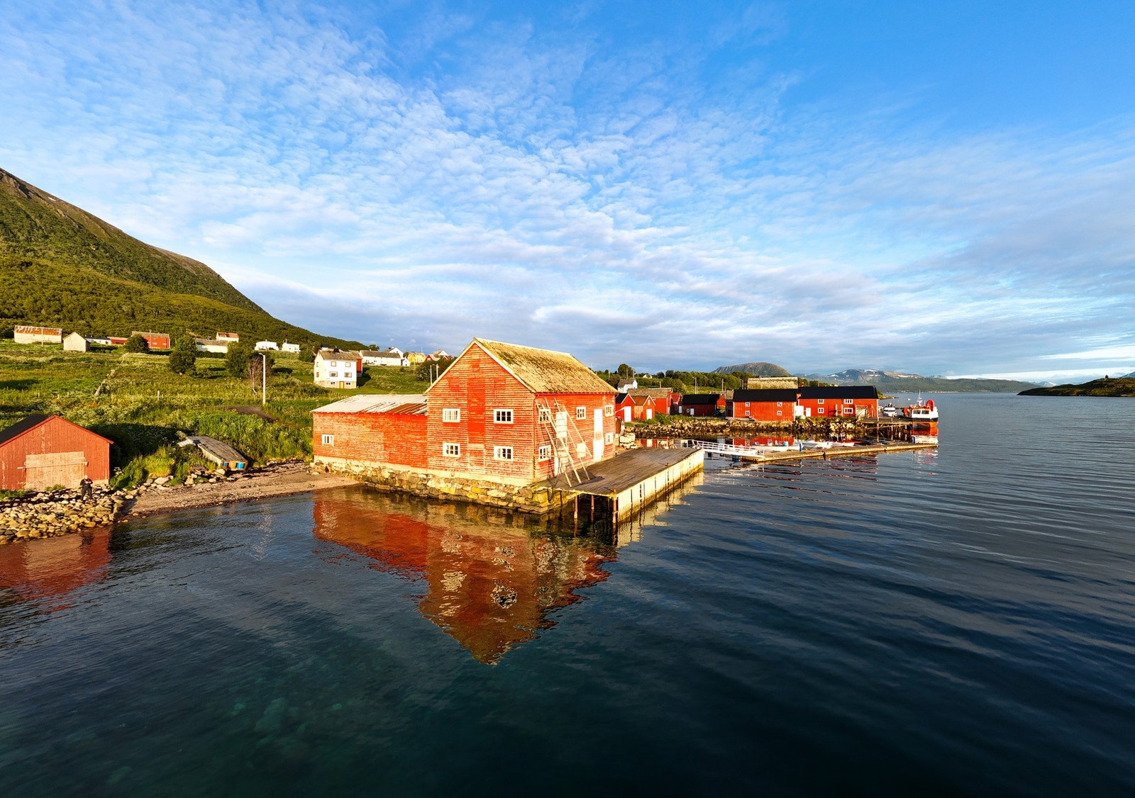 Eiendommen består av bryggehuset, kai med god kapasitet og flytebrygge med 13 båtplasser Galleribilde