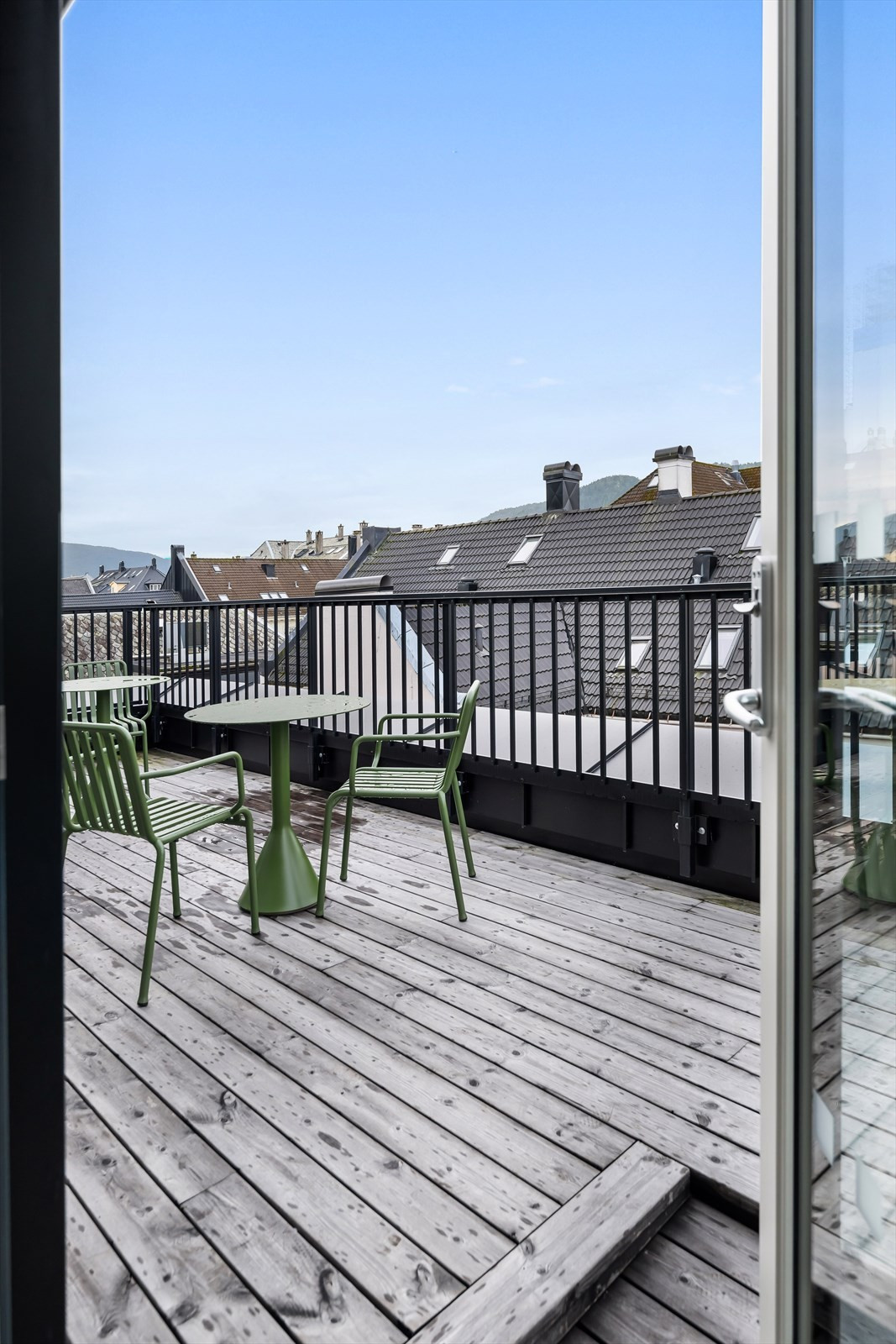 De ledige lokalene har egen takterrasse.