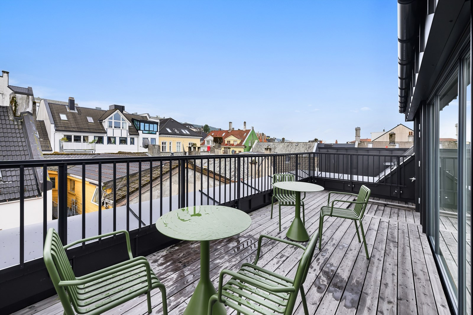 De ledige lokalene har egen takterrasse.