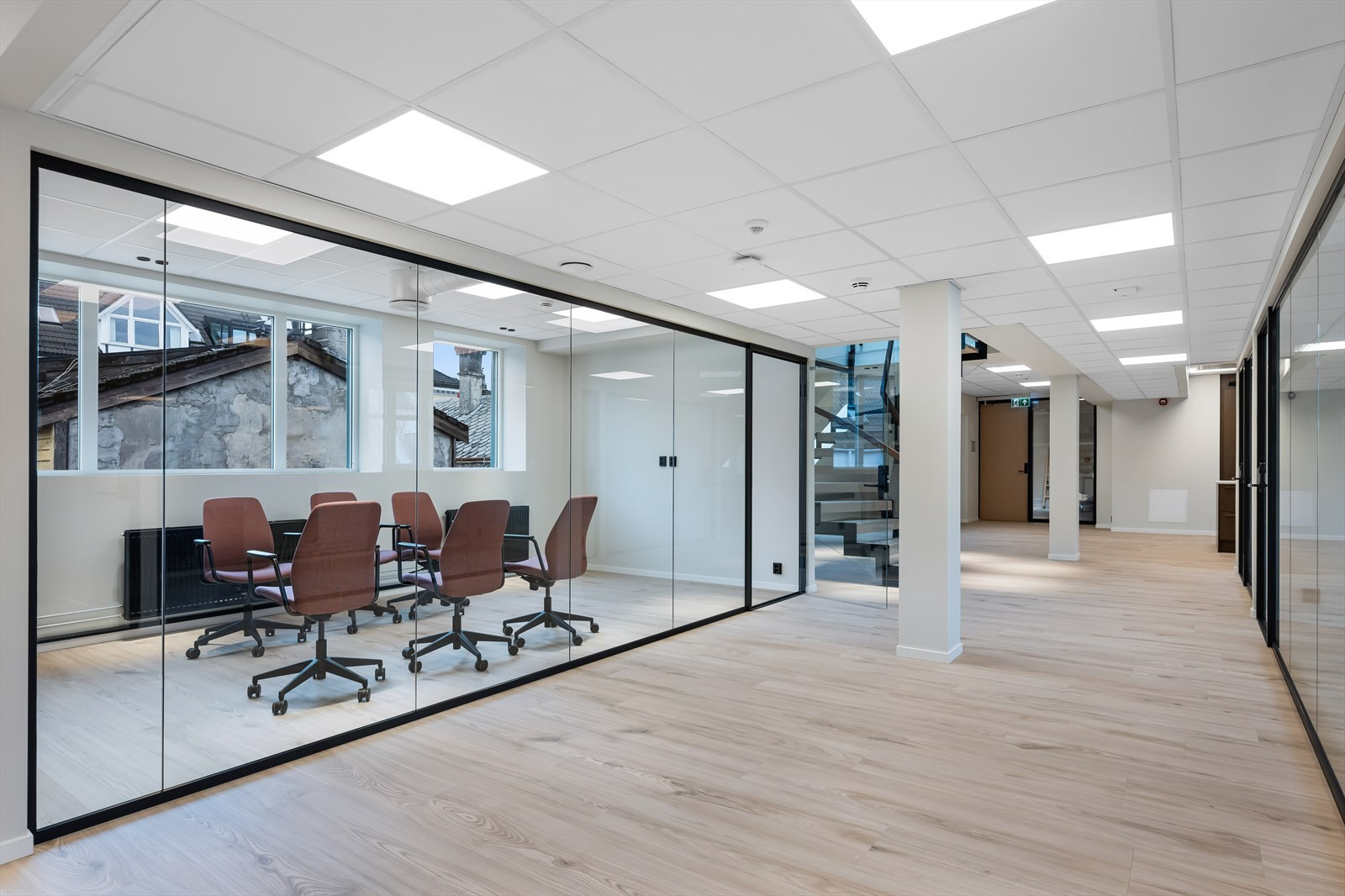 Bilde av møterom og trapp mellom de ledig lokalene i 5 og 6 etg. BTA ca. 388 m². Lokalene er klare for overtakelse.