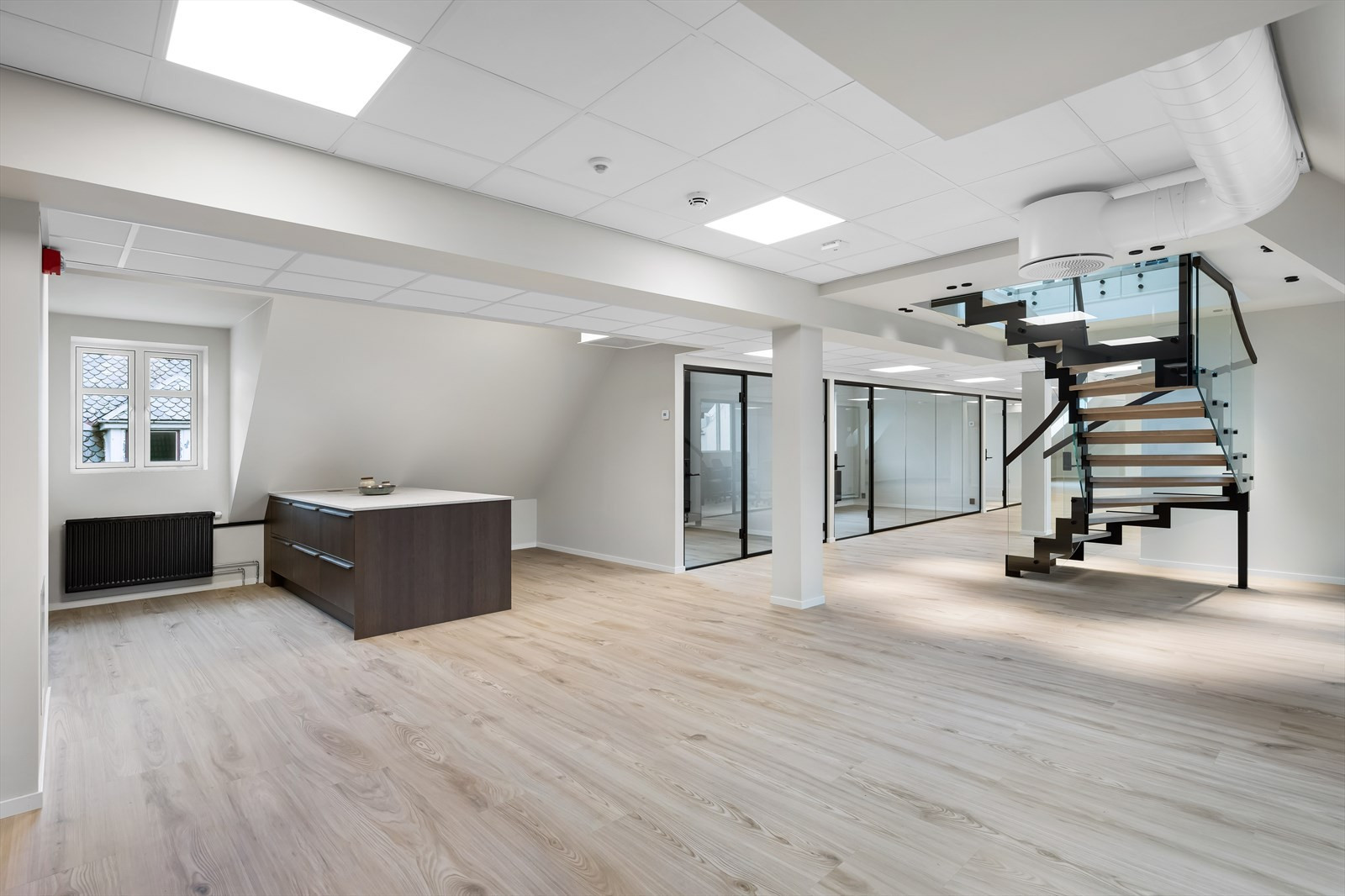 Bilde fra kjøkken og sosial sone i 5. etg. De ledige lokalene ligger i 5 og 6. etg. og er knyttet sammen via en internatrapp. BTA ca. 388 m².