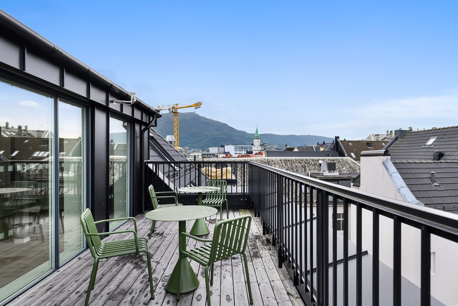 De ledige lokalene har egen takterrasse.