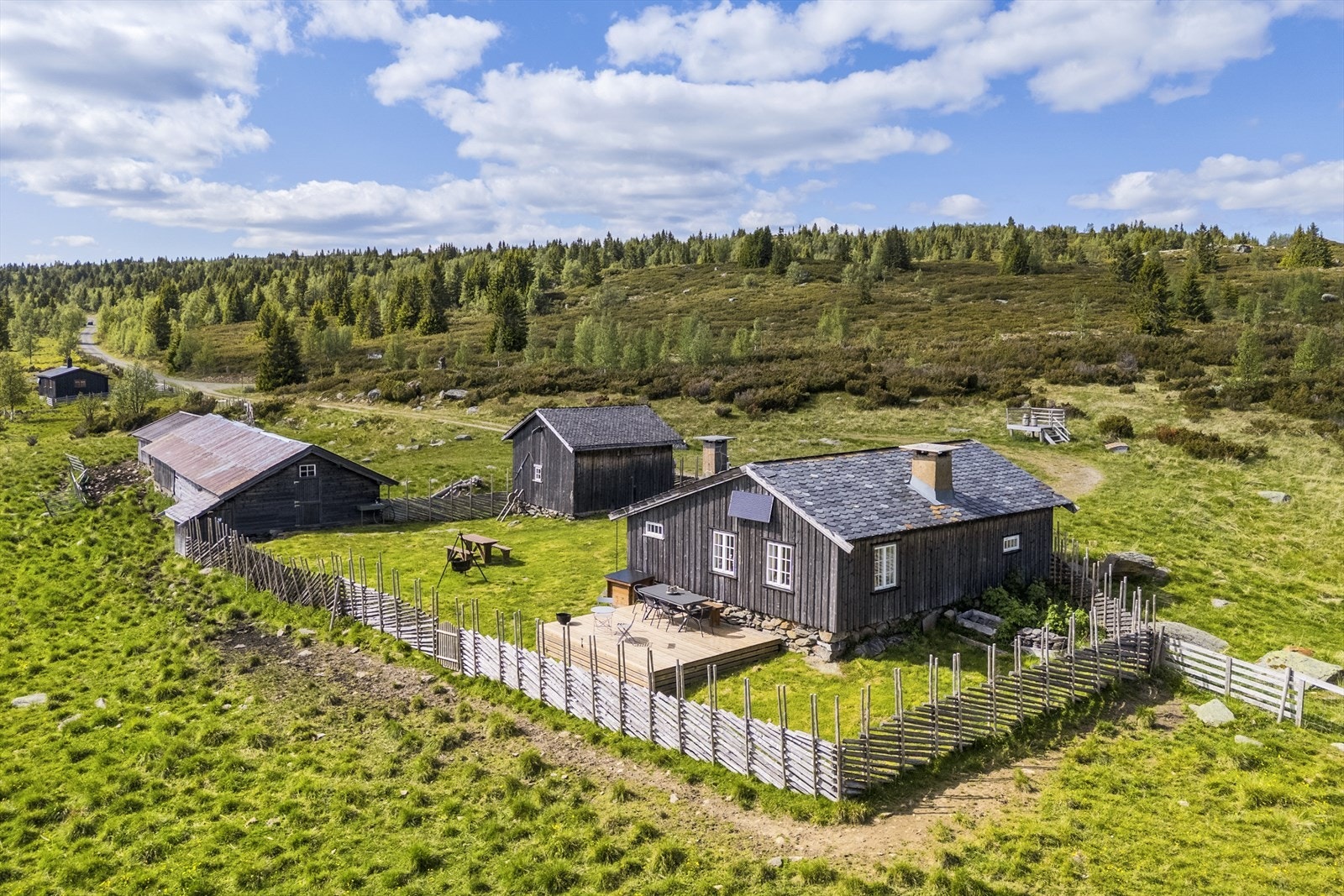 Setra ligger på Øyerfjellet, ca. 40 min. i fra gården Galleribilde