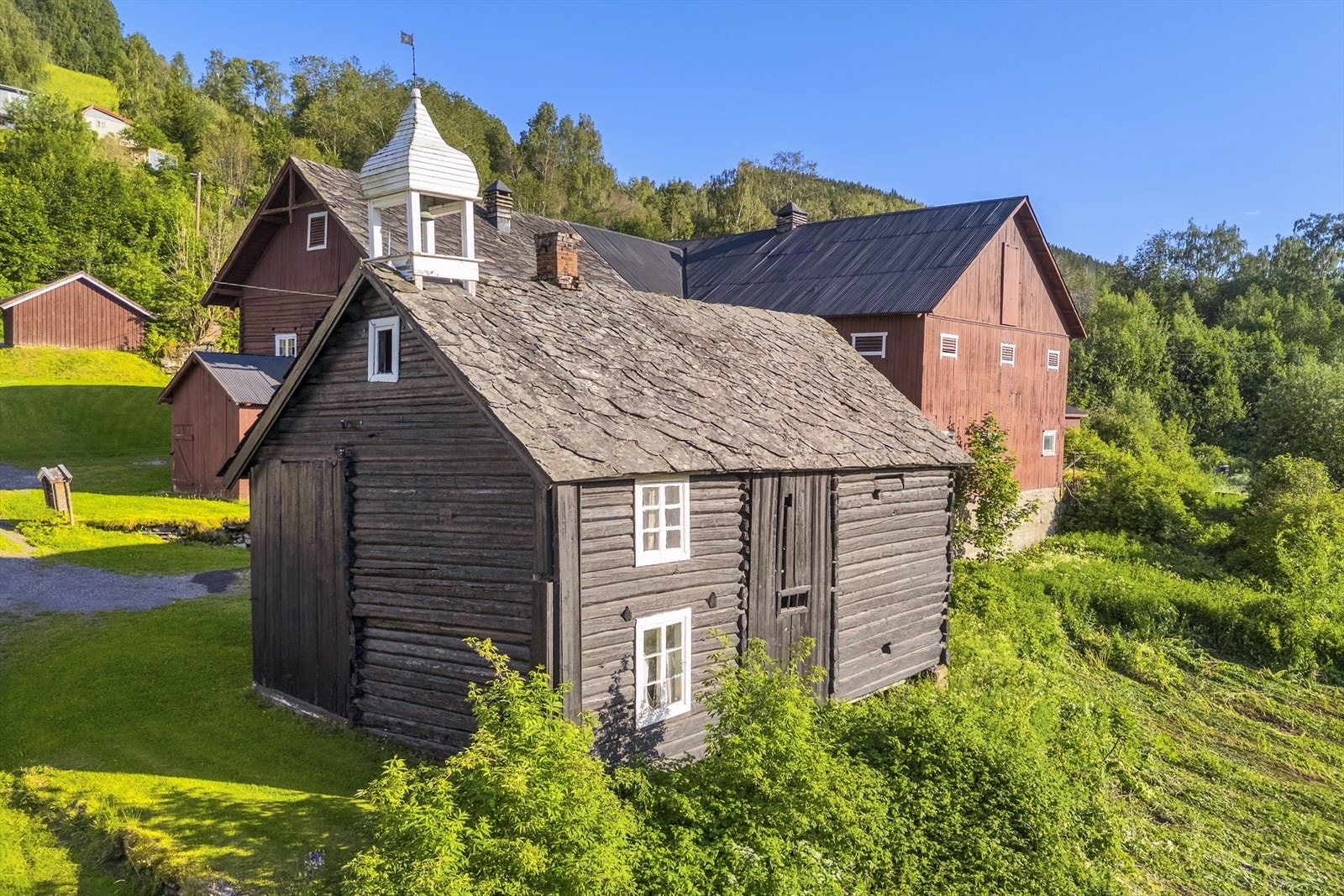 Et av stabburene med nyere klokkertårn Galleribilde