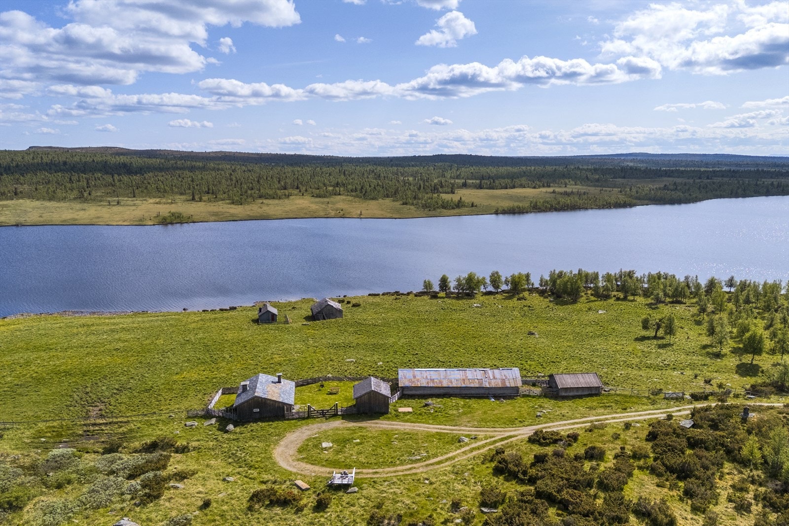 På setra er det sel, lynnbu, skåle, fjøs geithus, hytte og låve Galleribilde