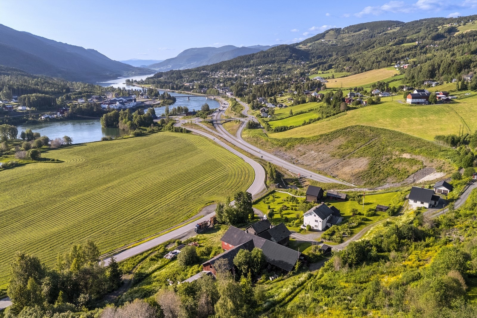 Gardstunet har ligget nede ved Lågen, og gardsnavnet var da Sundholmen Galleribilde