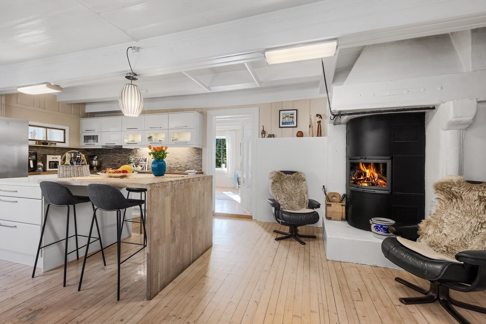 Våningshuset har et moderne kjøkken Galleribilde