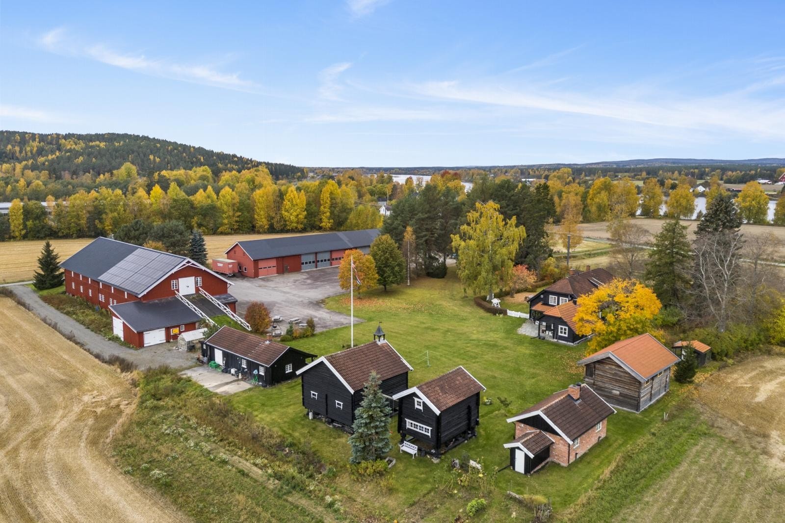 Flott tun med en omfattende bygningsmasse Galleribilde