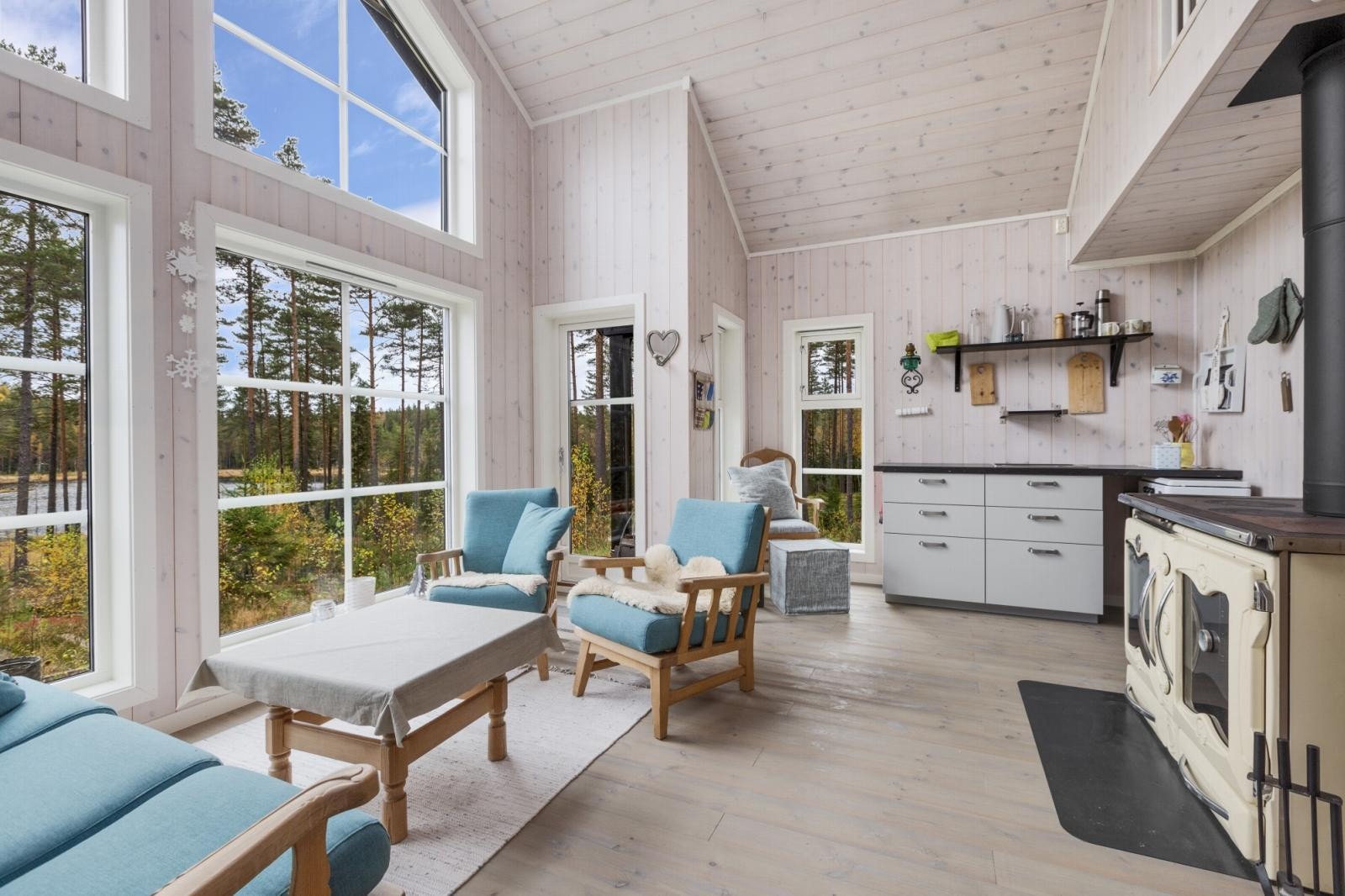 Stue og kjøkken i hytta Galleribilde