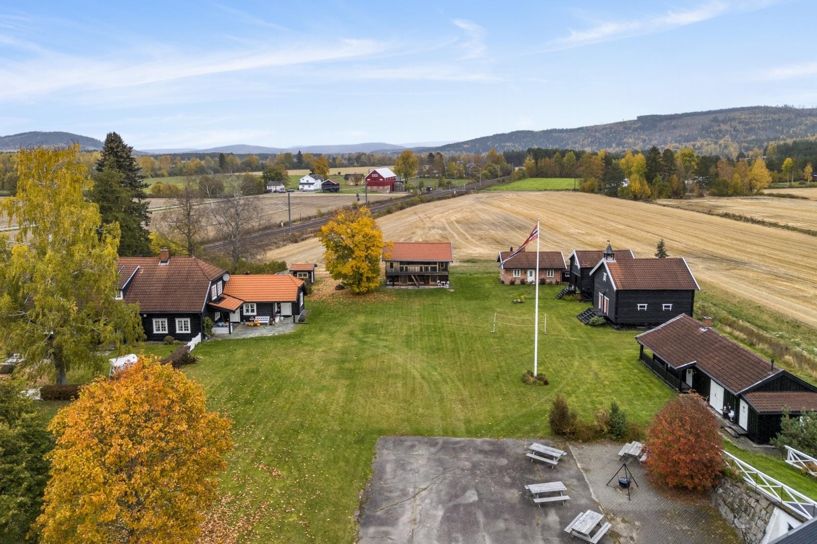 Gårdstunet omkranses av åpne dyrkede arealer og er helt privat Galleribilde