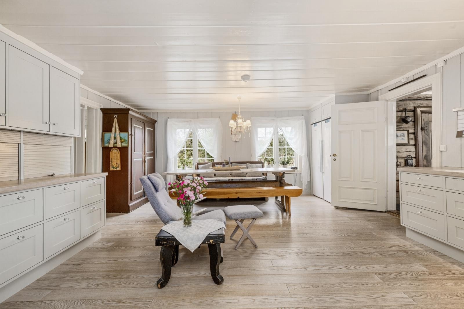 Kjøkkenet har en god spiseplass Galleribilde