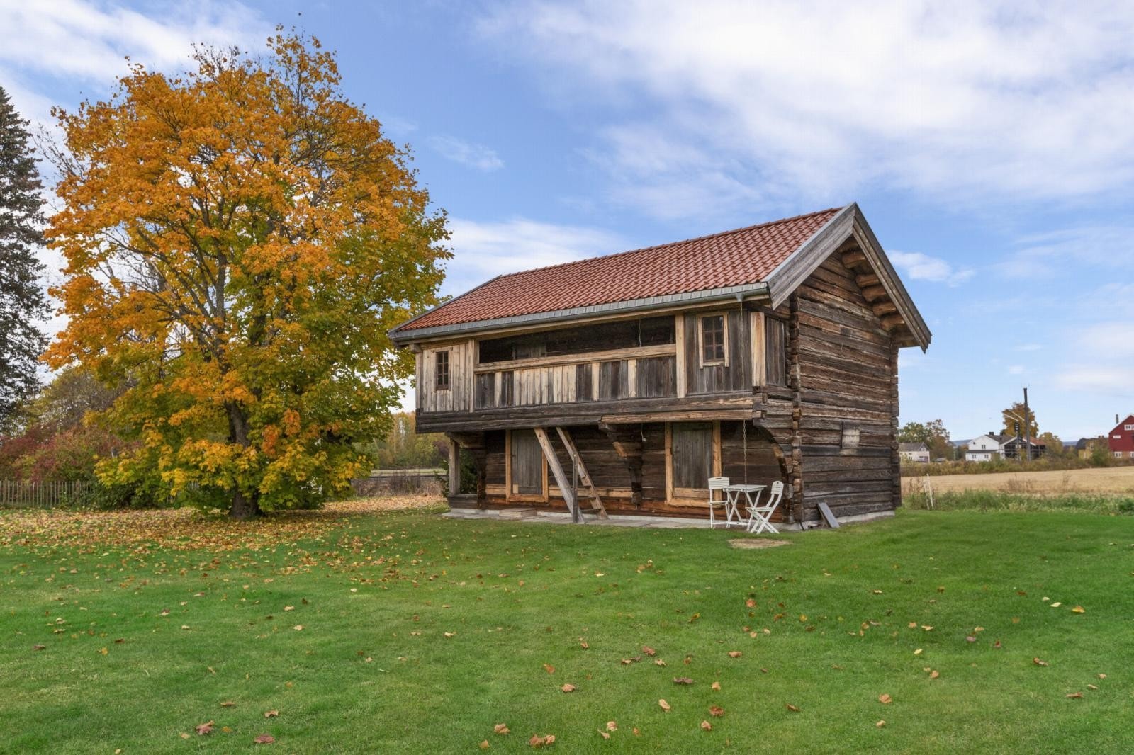 Mettestua - en meget flott bygning som passer godt inn på tunet Galleribilde