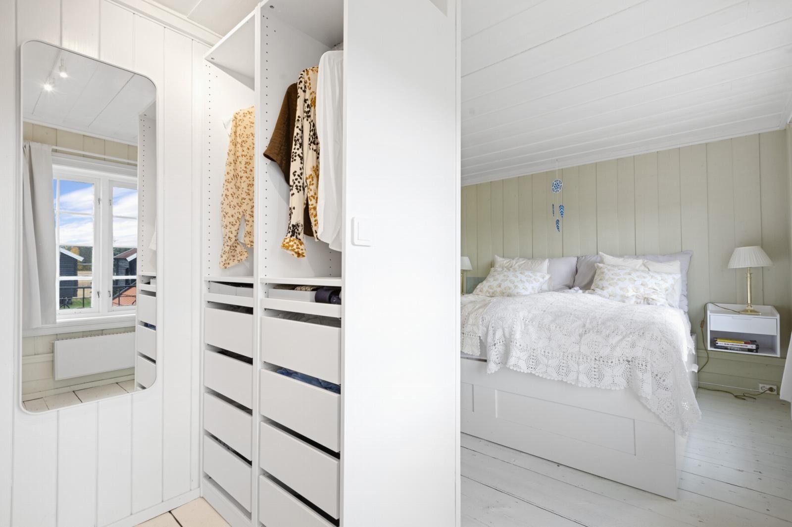 Ett av soverommene har egen walk-in Galleribilde