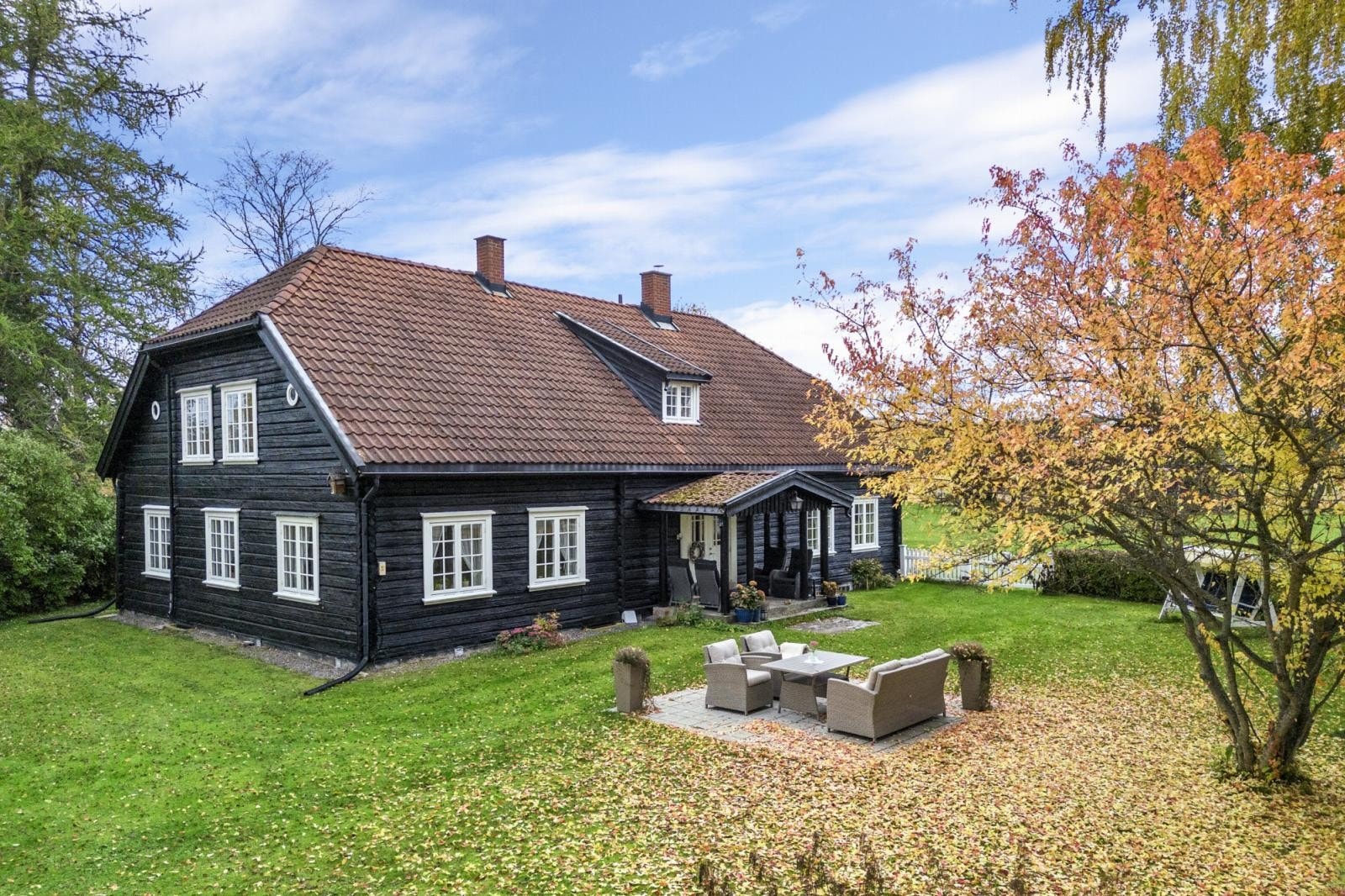 Våningshuset ligger flott til på tunet og ble oppført i ca. 1820 i to etasjer med kjeller, tilbygg i fra 2009 med gang, bad-/vaskerom med direkte utgang og wc Galleribilde