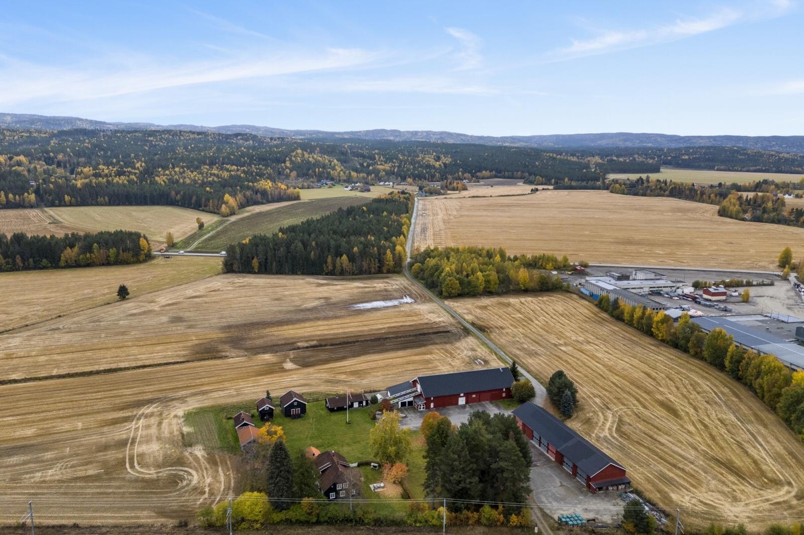 I fra tunet er det utsikt utover den dyrkede marka Galleribilde