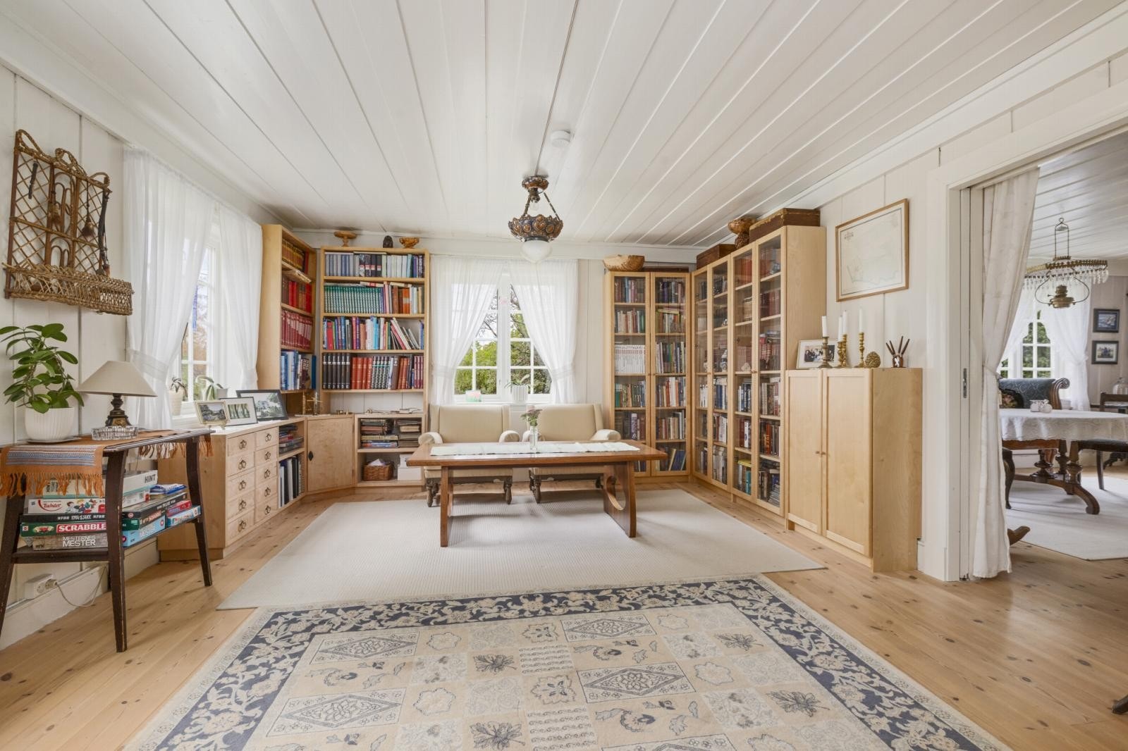 Hovedhuset har en normal god størrelse og standard med bl.a. flere stuer Galleribilde