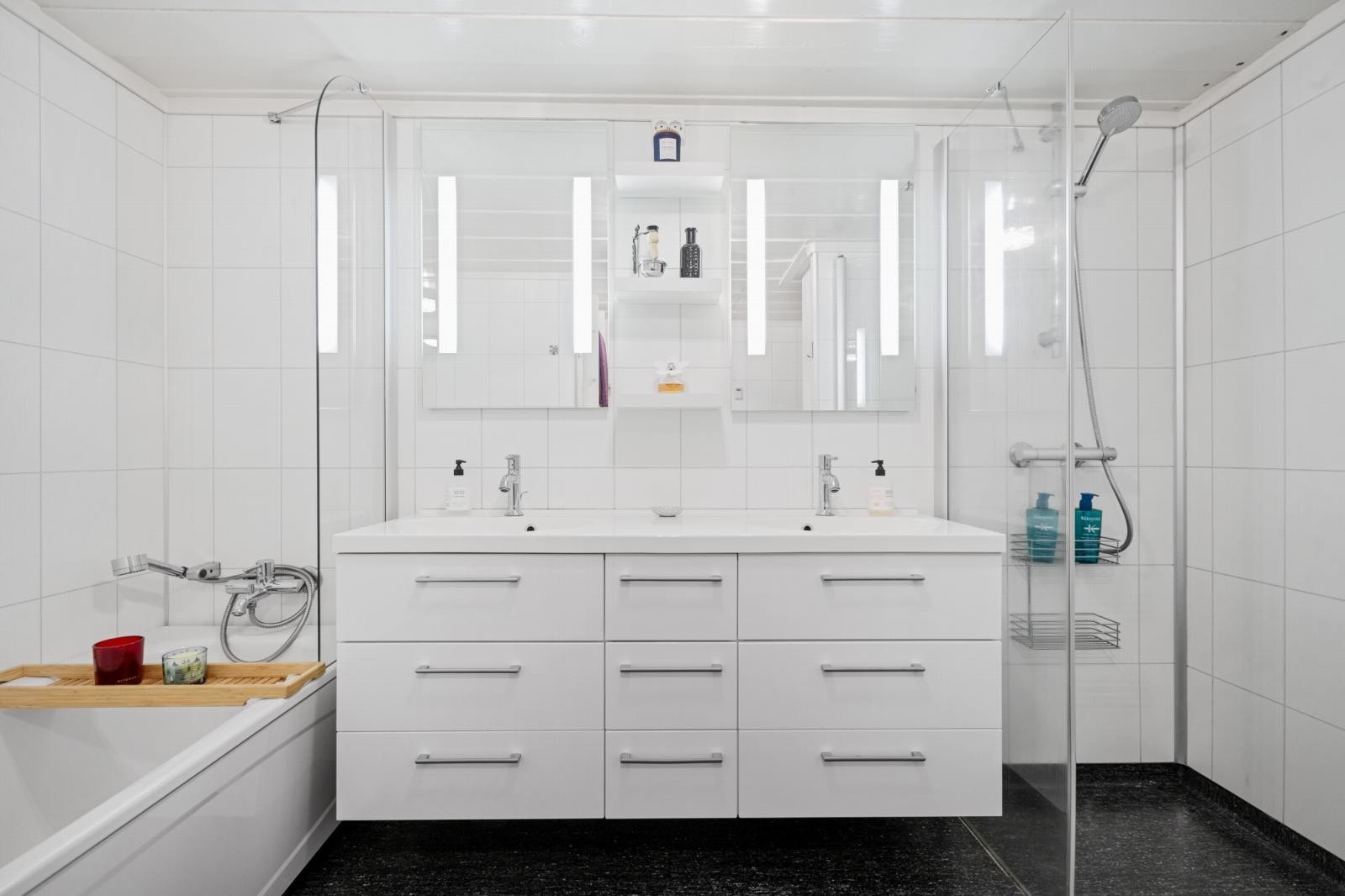 Det er bad i begge etasjer Galleribilde