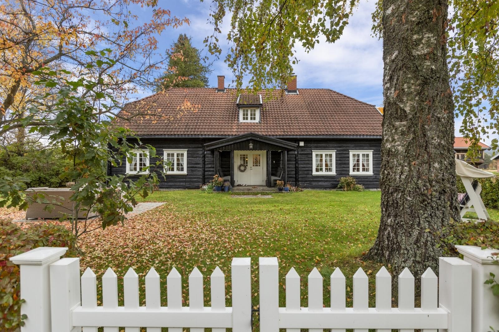 Hovedhuset er opprinnelig i fra 1820. Oppvarming via bergvarme Galleribilde