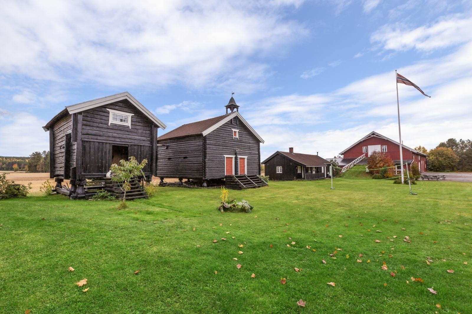 De to stabburene, Bua og Veslebua Galleribilde