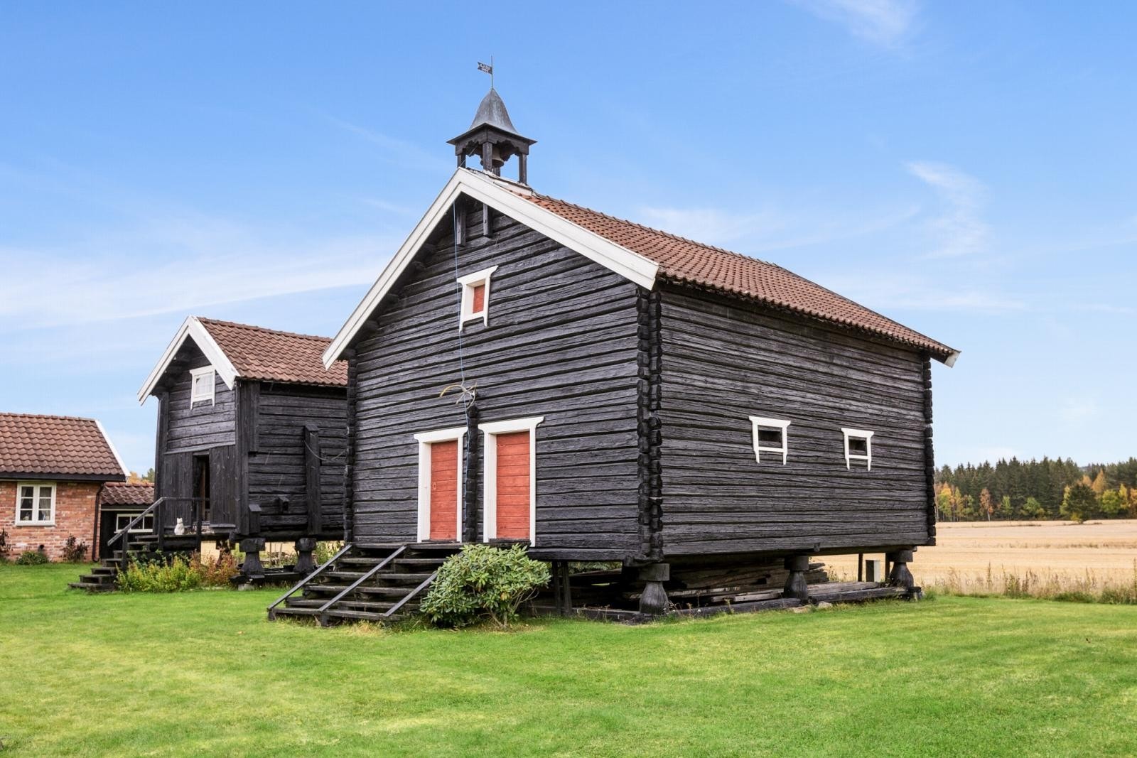 Det er 2 stabbur på gården Galleribilde