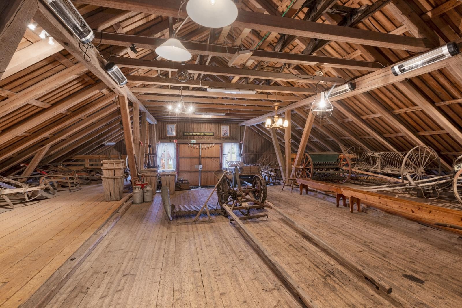 Låve med bl.a. tørke Galleribilde