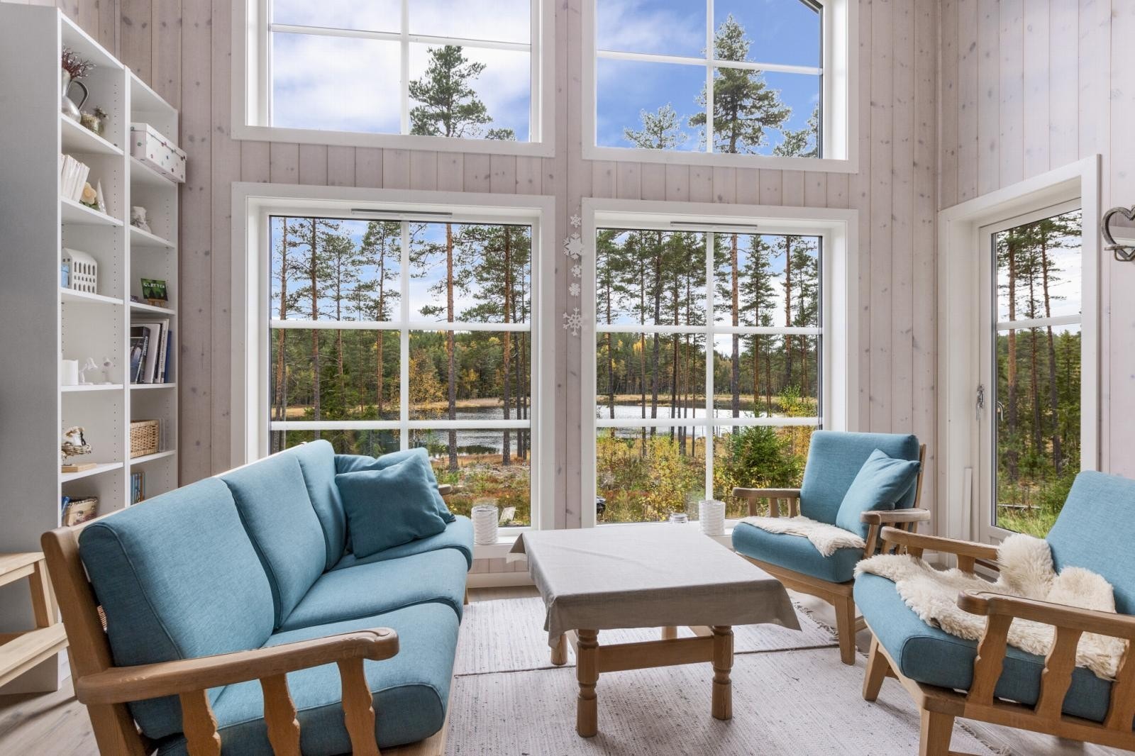 Stue med utsikt til tjernet Galleribilde