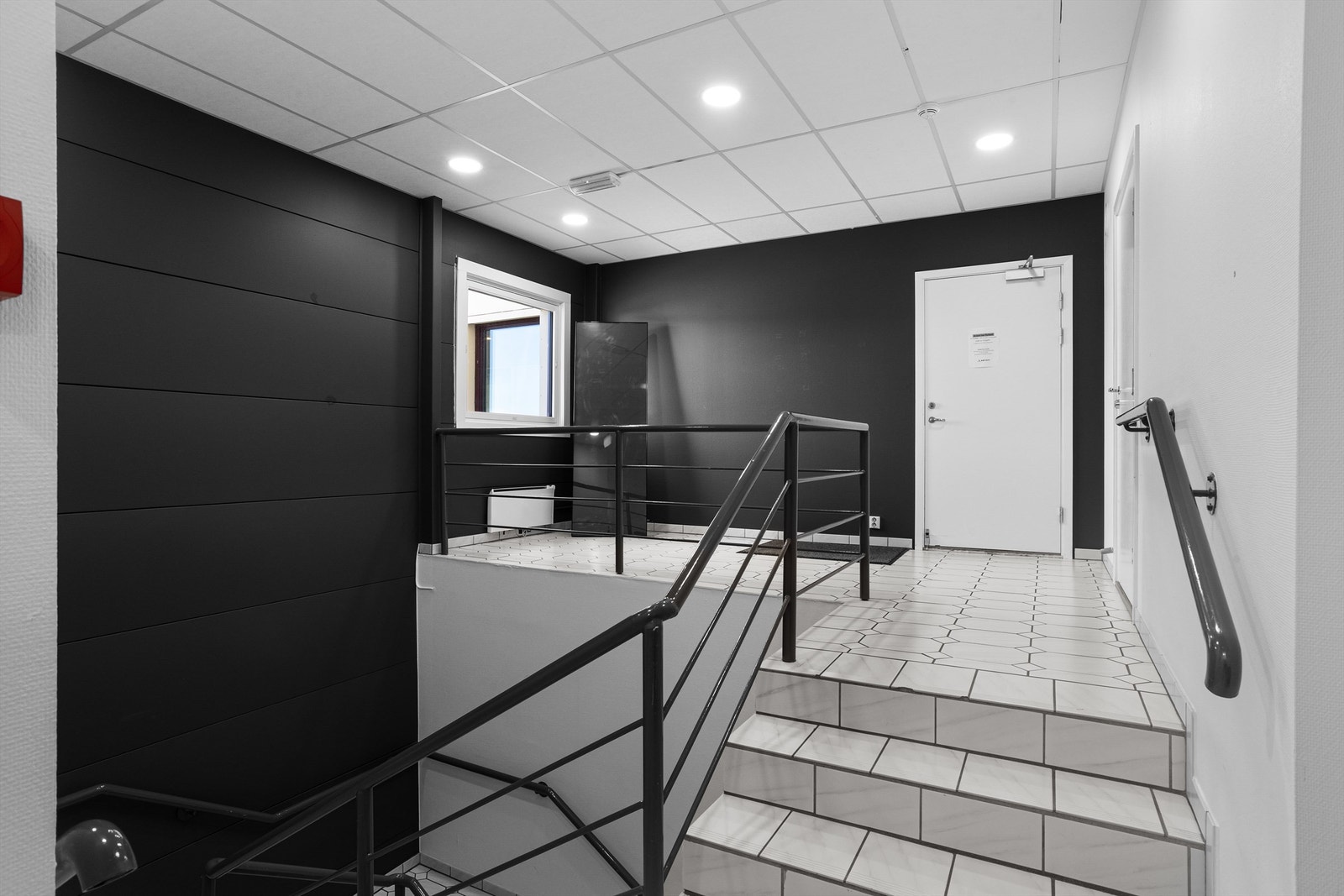 Adkomst via trapp Galleribilde