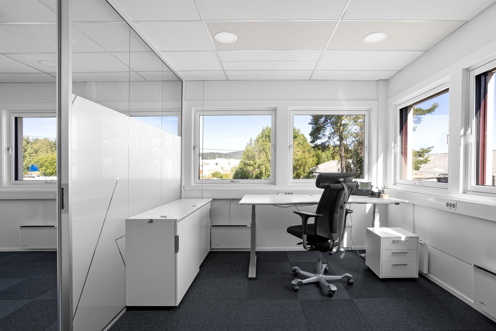 Cellekontorene er satt opp med folierte glassvegger Galleribilde