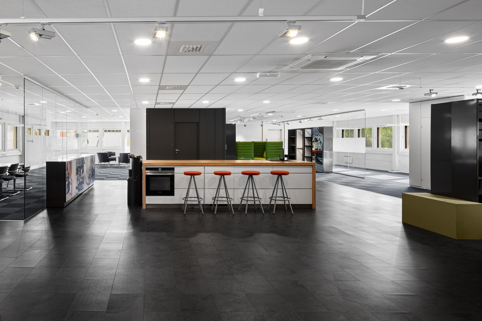 Skillevegger i glass slipper gjennom godt med dagslys i hele lokalet Galleribilde