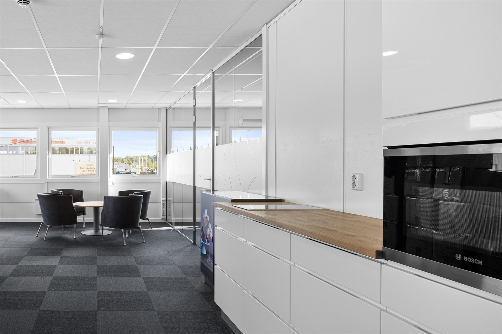 Innredet med kjøkken, og spise-/pauseområde Galleribilde