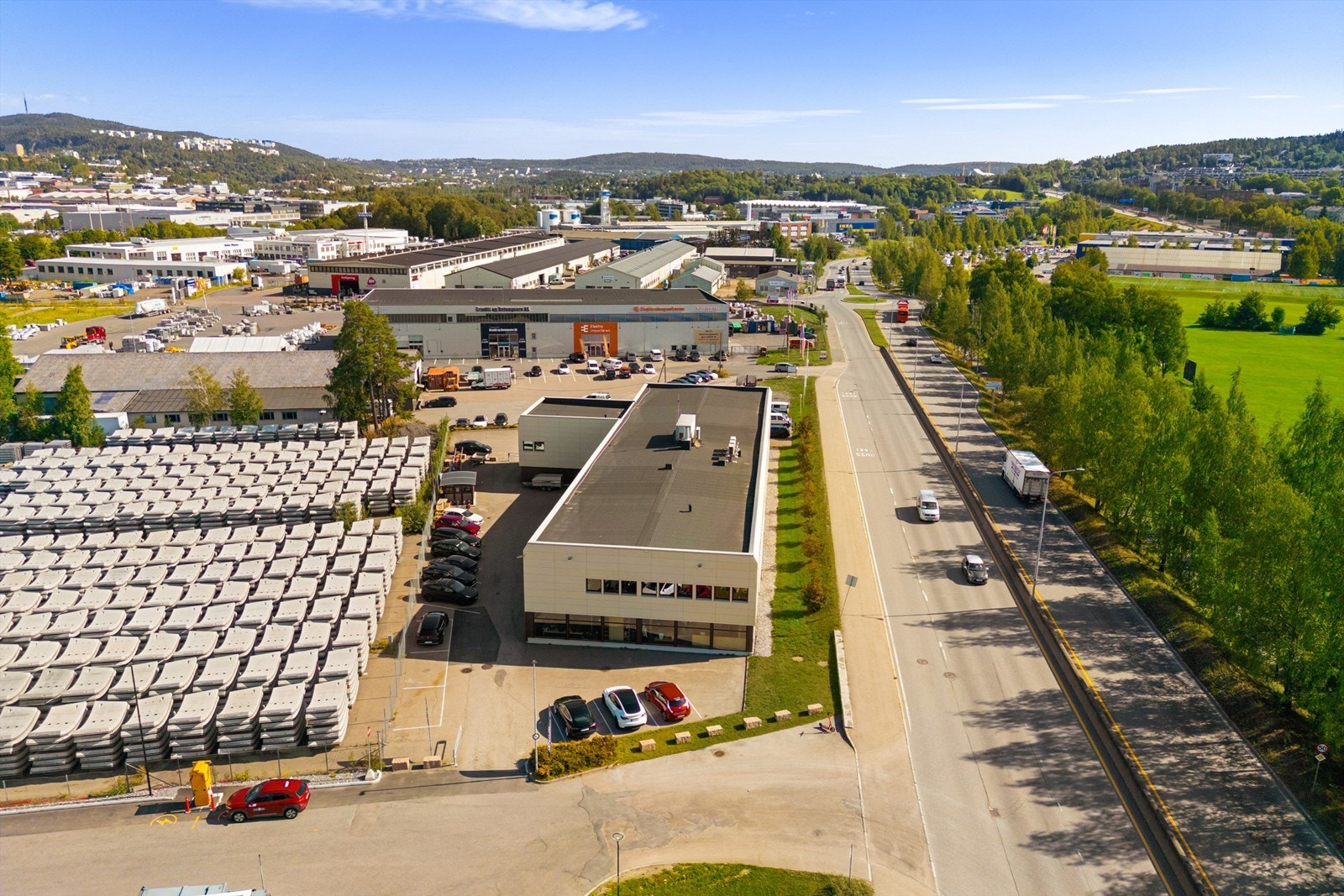 Eiendommen ligger ved siden av blant annet Elektroimportøren, og et steinkast unna Ikea Galleribilde