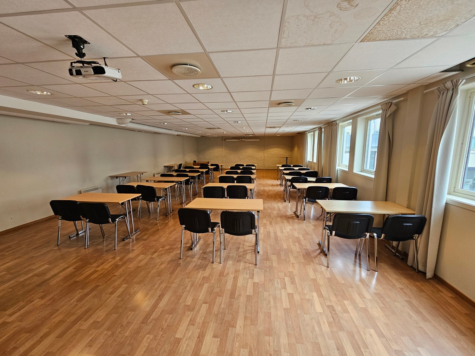 Store klasserom egnet for kurs eller et stort kontor Galleribilde