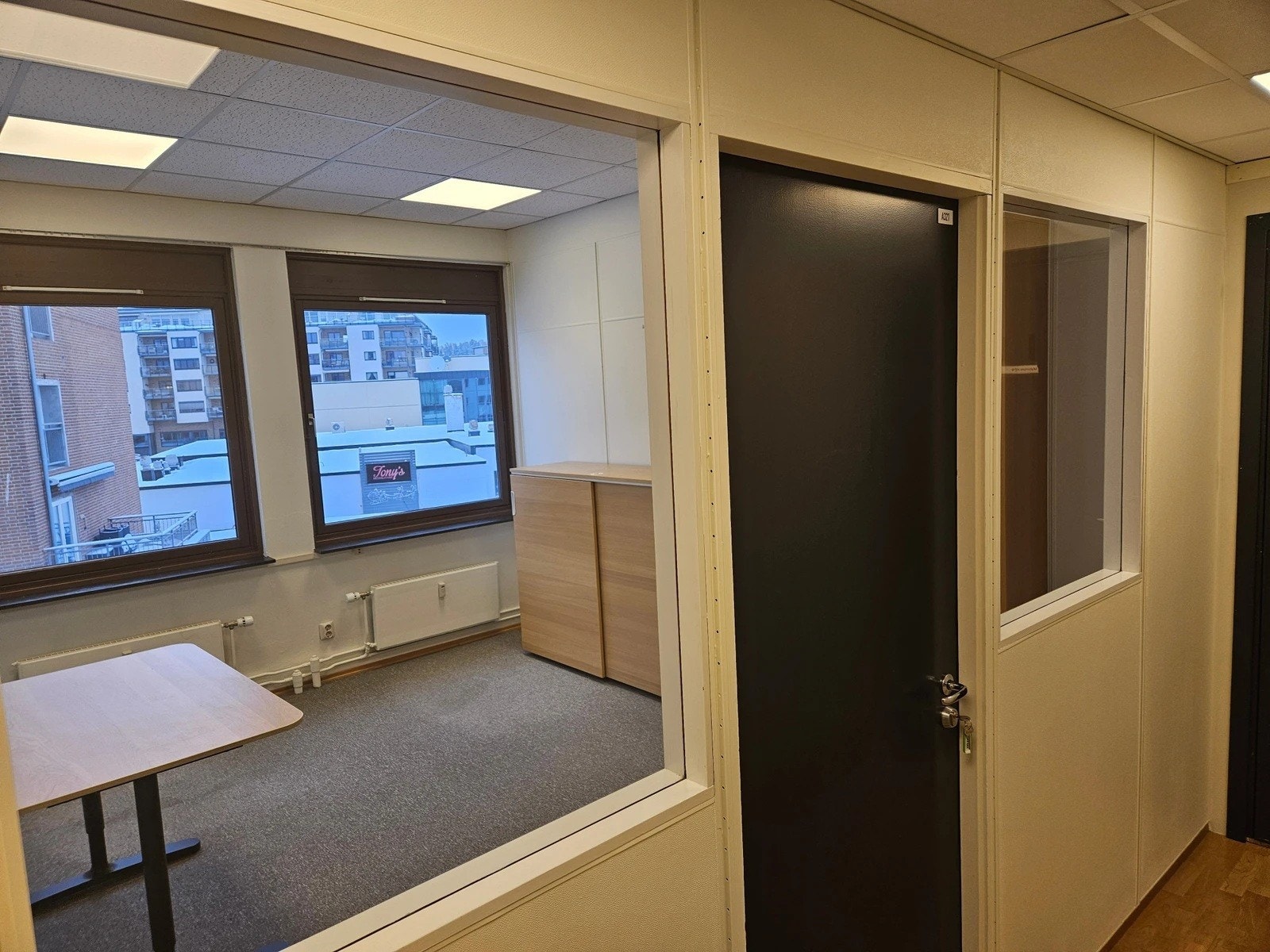 Enkeltkontor alene eller i felleskap med fiber og strøm inkludert Galleribilde