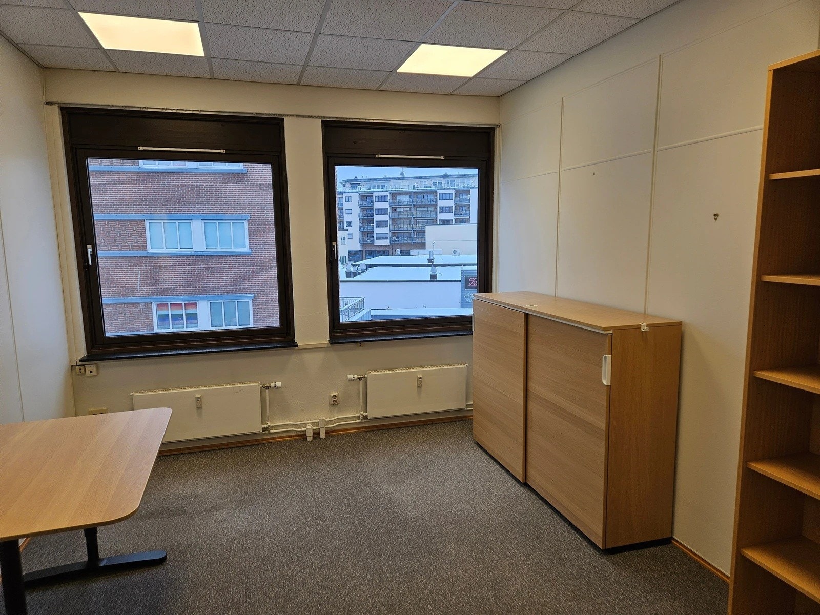 Enkeltkontor alene eller i felleskap med fiber og strøm inkludert Galleribilde