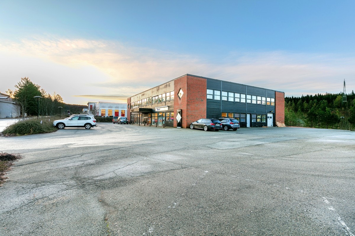 Bygget har godt med parkeringsplasser Galleribilde