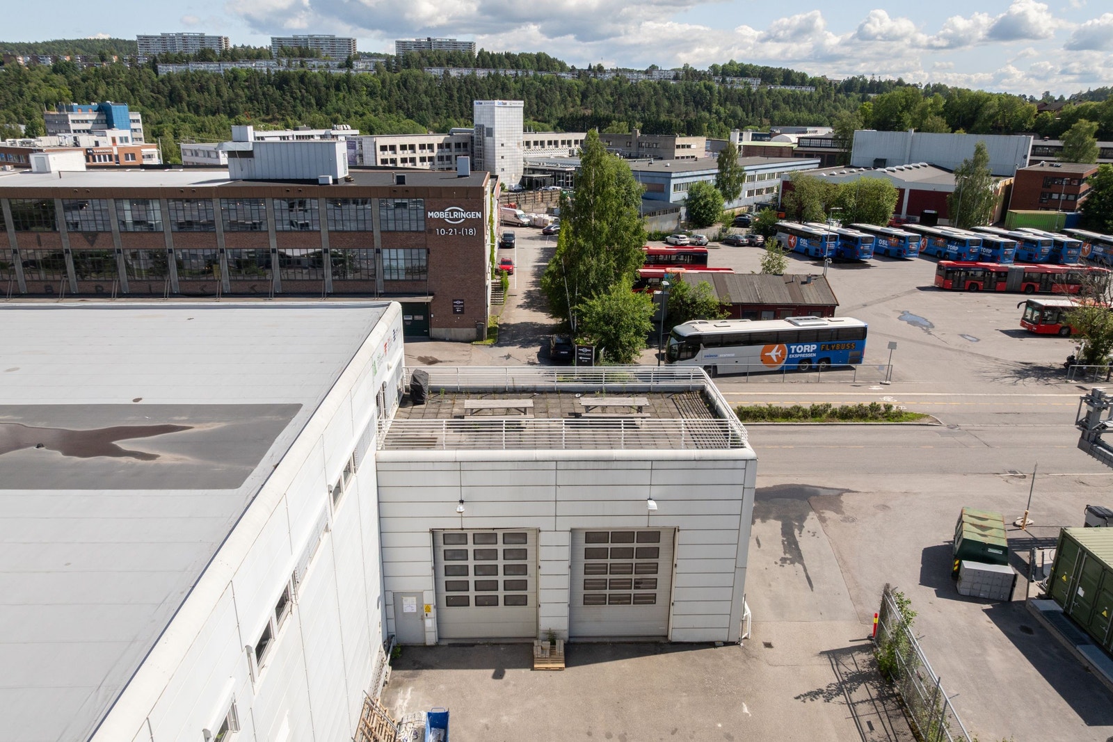 Det er to kjøreporter inn til lageret Galleribilde