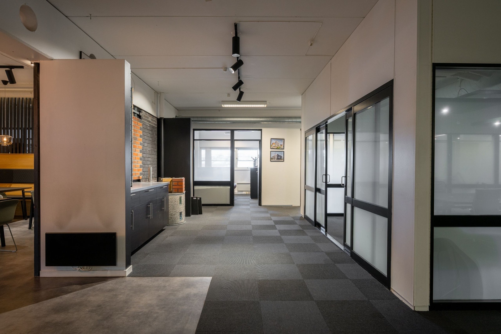 Kontoret i 3 etasje er på ca. 689 kvm Galleribilde