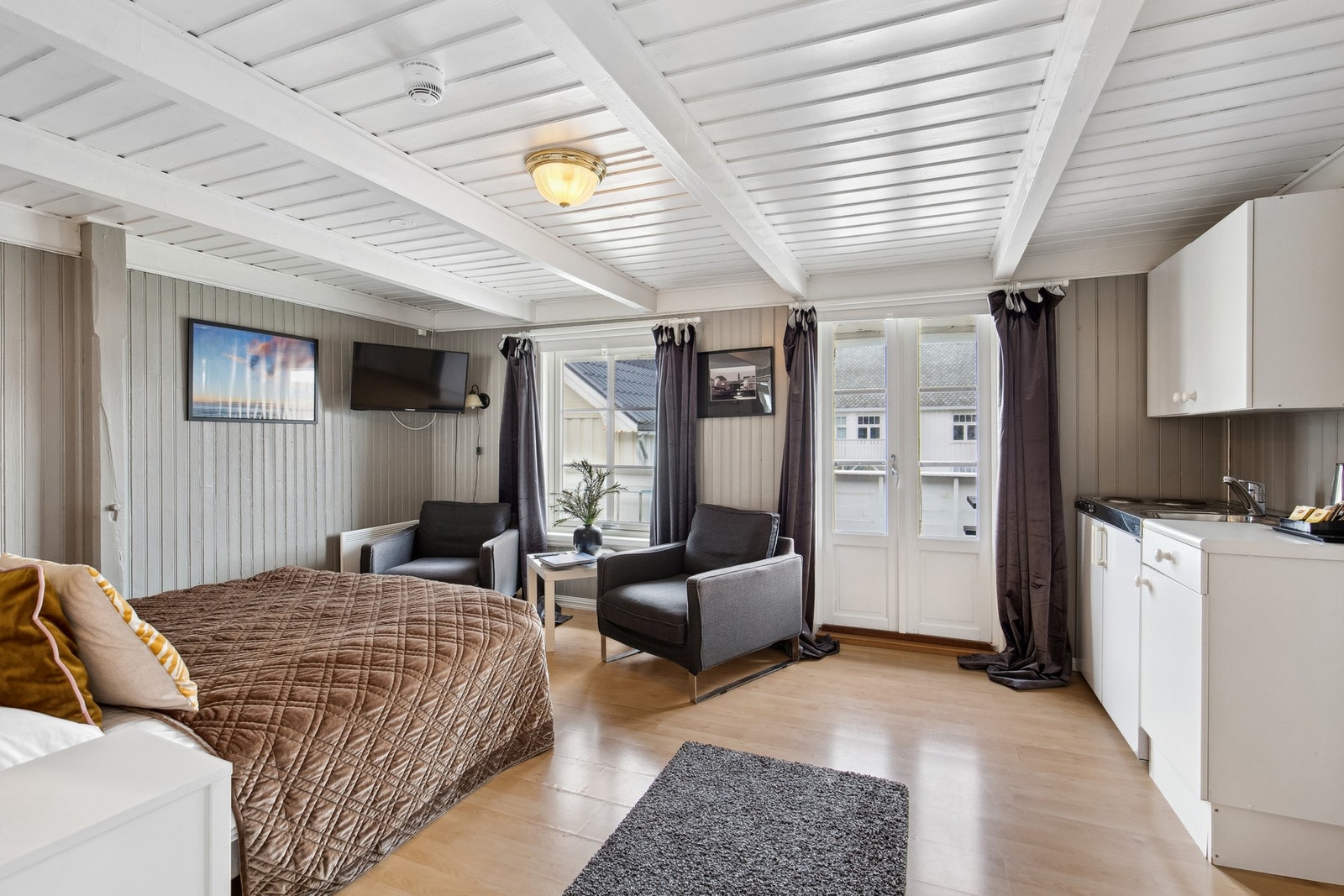 Det er 5 utleieleiligheter i 2. etasje Galleribilde