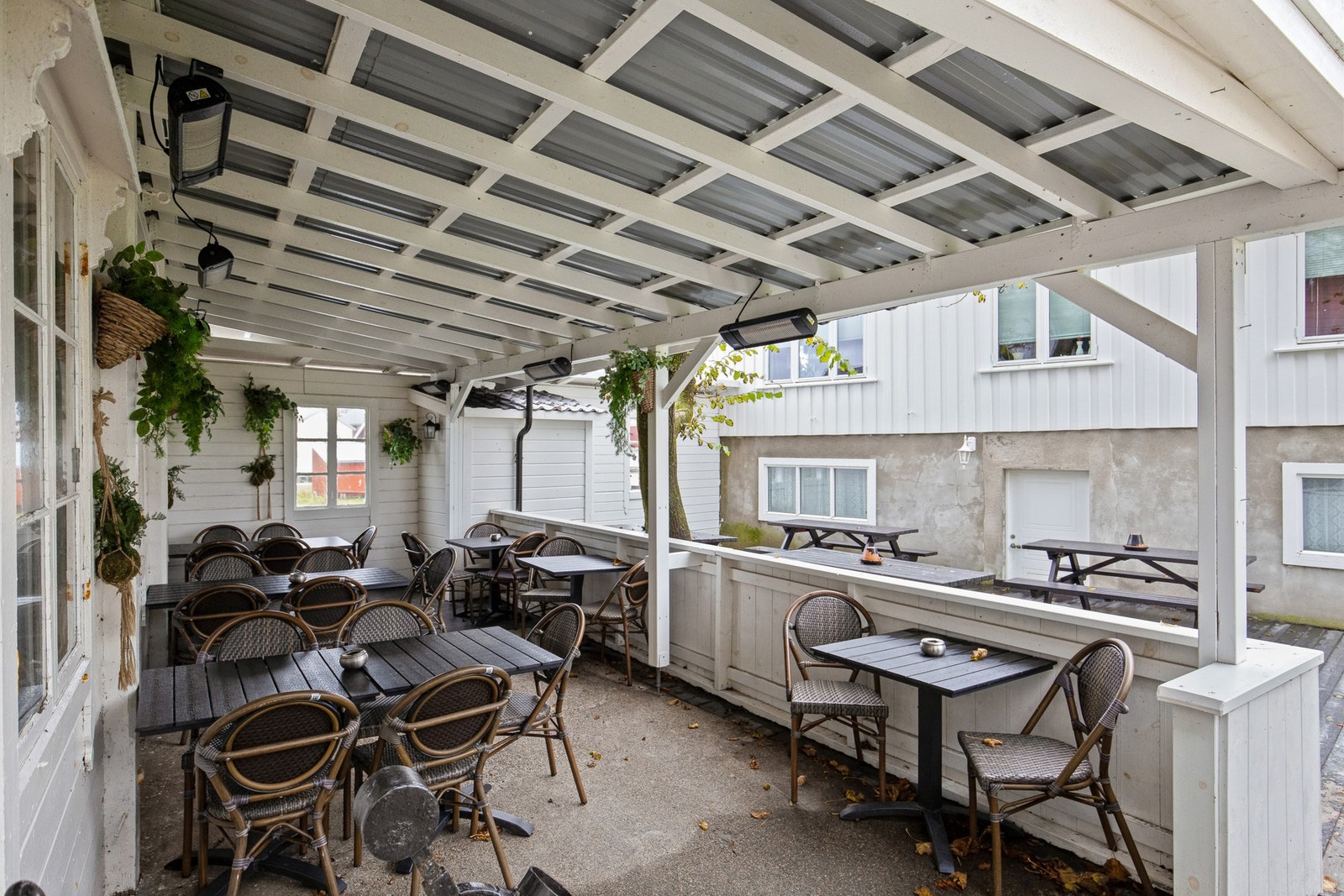 Terrasse med servering Galleribilde